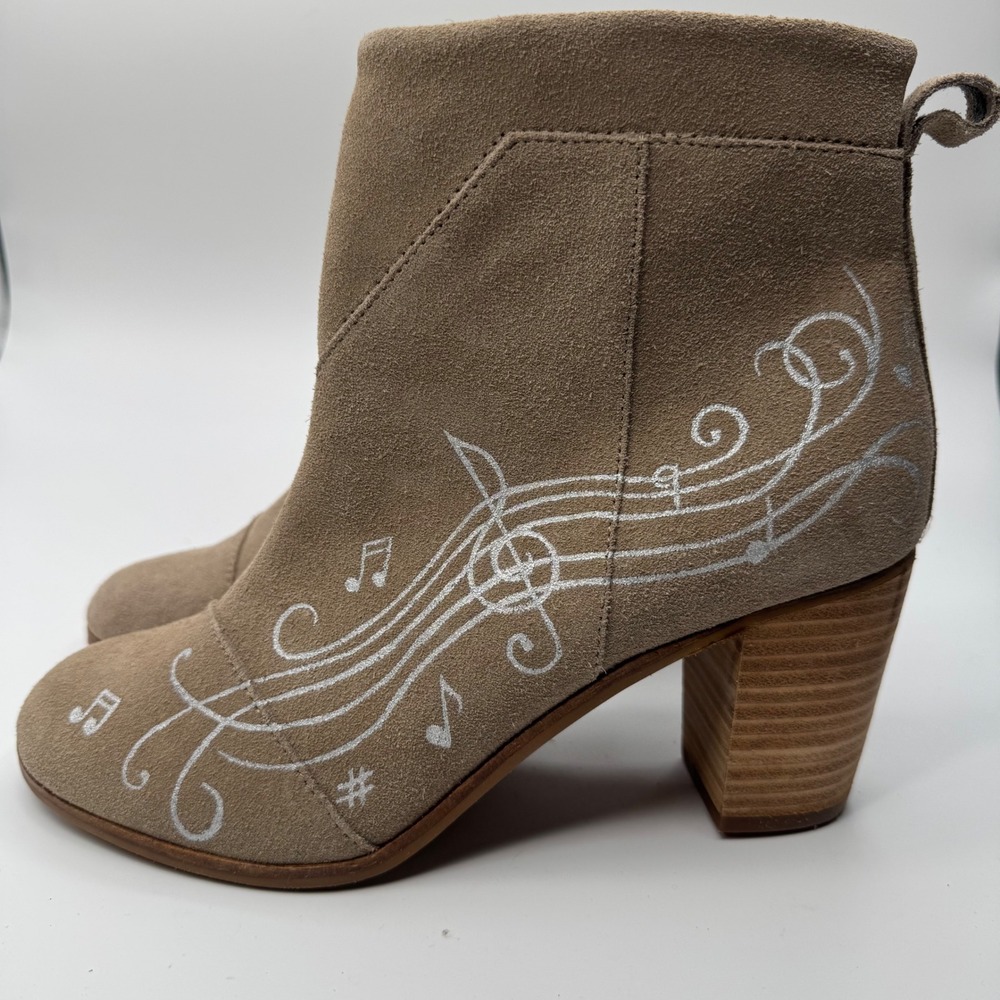 TOMS Rare Laina Taupe Suede Musical Note Painted Ankle Boots Block Heel Womens 9